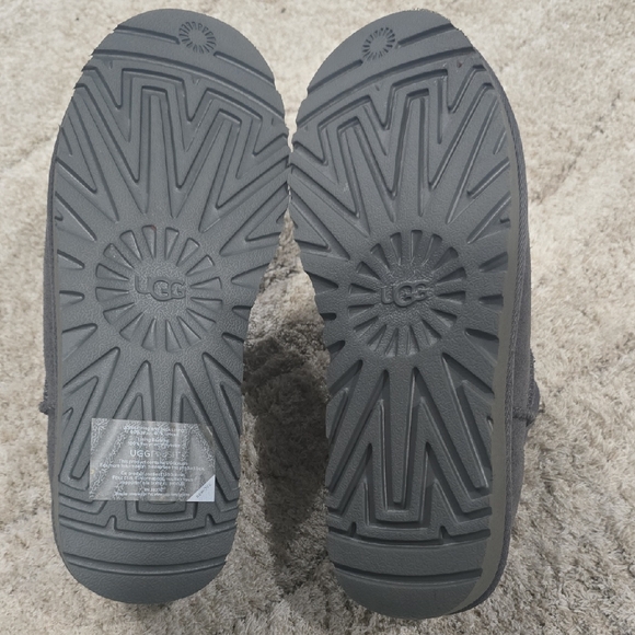 UGG Womens Clasdic Charcoal Grey Slipper Shoes - Picture 3 of 4